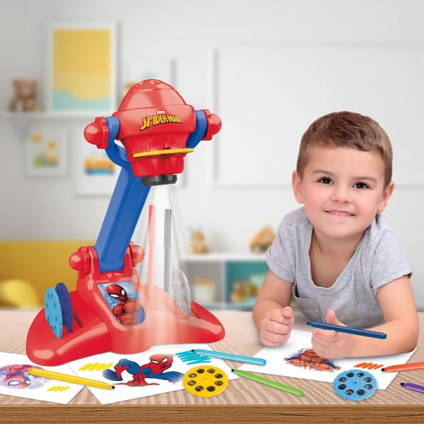 Descopera bucuria desenului alaturi de supereroul preferat cu Proiectorul de pictura Spider-Man Acest set creativ ii ajuta pe copii sa invete sa deseneze intr-un mod simplu distractiv si interactiv Tot ce trebuie sa faca este sa aleaga unul dintre modelele incluse sa il proiecteze pe hartie si apoi sa urmareasca liniile pentru a recrea imaginea Rezultatul poate fi apoi colorat si personalizat cu ajutorul markerelor incluse Setul contine 32 de modele de desen oferind copiilor multiple 