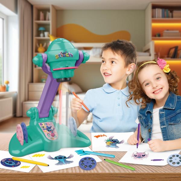 Descopera o modalitate distractiva de a invata sa desenezi alaturi de indragitul personaj Disney Stitch Proiectorul de pictura transforma fiecare activitate creativa intr-o experienta simpla si captivanta alege unul dintre cele 32 de modele disponibile proiecteaza imaginea pe o coala de hartie si urmareste contururile cu ajutorul markerelor incluse Dupa realizarea schitei desenul poate fi colorat si personalizat dupa propria imaginatie Setul include 12 markere lavabile potrivite pentru 