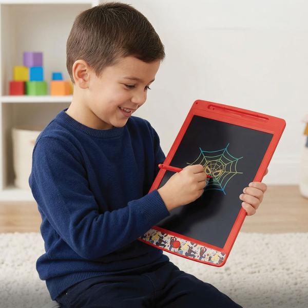 Tabla de desen LCD Marvel Spider-Man este ideala pentru copiii pasionati de desen scriere si aventurile indragitului supererou Ecranul LCD permite realizarea unor desene mesaje forme si modele colorate cu ajutorul stiloului inclus fara a fi necesare hartie creioane sau carioci Prin simpla apasare a butonului dedicat continutul ecranului este sters rapid iar tabla poate fi reutilizata imediat pentru o noua creatie Produsul include un stilou si 2 foi cu sabloane tematice care ii ajuta 