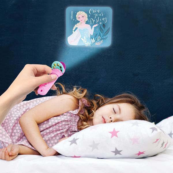 Cu mini proiectorul Frozen 2 poti acum sa iti urmaresti eroinele preferate Amplaseaza rola in proiector si urmareste imaginile uimitoare din Frozen 2 derulandu-se iar si iar Pachetul contine 3 role de proiector cu un total de 24 de imagini Produsul include 1 mini proiector 3 role de proiector cu imagini Manual