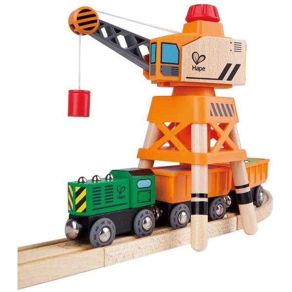 Macara turn Hape cu camion si incarcatura de lemn magnetica Roteste butonul de pe aceasta macara turn pentru a ridica incarcaturile magnetice sau pentru a le descarca Bratul macaralei se roteste 360 de grade in timp ce se aud click-urile axului Picioarele macaralei sunt departate suficient pentru a trece sina de lemn printre ele si trenuletul Macaraua Hape vine impreuna cu o bascultanta cu incarcatura magnetica Jucariile sunt realizate din lemn folosind materiale ecologice vopsite in 