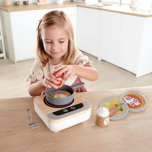 invata sa gatesti cu acest aragaz Are un ventilator incorporat Fara caldura Include sase retete pe trei discuri de pasla o spatula metalica si un set de recipiente cu sare si piper Pregatiti mesele pentru prietenii si familia dvs ca un adevarat bucatar Alegeti o reteta porniti aragazul si amestecati mancarea Aragazul se va opri automat daca nu este utilizat timp de 90 de secunde &bull Ventilatorul din aragaz face ca alimentele sa se miste realist in tigaie Comutatorul senzorului 