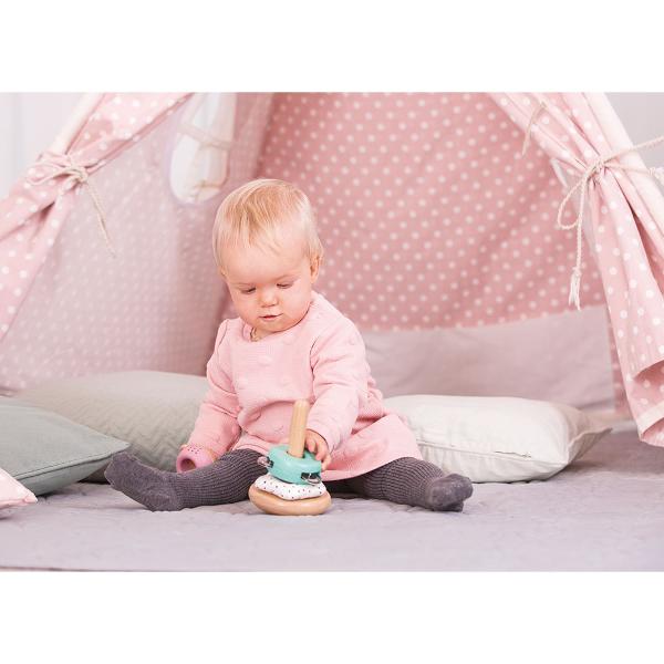 Turnul de stivuire este realizat din diverse materiale inclusiv lemn plastic si textile Multe detalii minuscule cum ar fi zornaitul elementele sau cochilii il incurajeaza pe micul tau explorator sa faca muzica fiecare articol oferind un efect de sunet diferit Jucariile sunt realizate din lemn folosind materiale ecologice vopsite in culori atragatoare cu vopsele nontoxice care depasesc cele mai inalte si stricte standarde internationale de siguranta si calitate precum EN71 ISO9001 