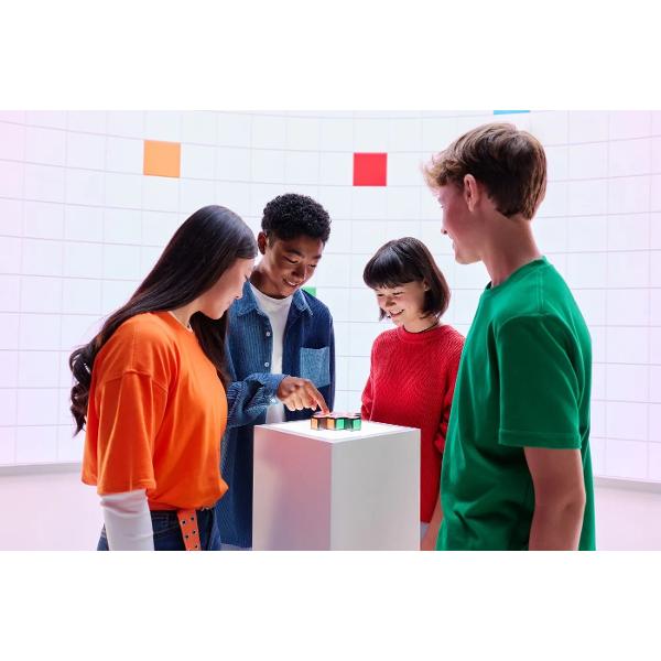 Cubul Rubik&rsquo;s Rush Electronic transforma celebra provocare Rubik&rsquo;s intr-un joc rapid si interactiv in care atentia viteza de reactie si gandirea logica sunt puse la incercare Jucatorii trebuie sa urmareasca indicatiile luminoase si sa gaseasca rapid combinatia corecta inainte de expirarea timpului Jocul ofera o experienta dinamica si competitiva potrivita atat pentru joc individual cat si pentru momente distractive alaturi de familie sau prieteni Este recomandat copiilor cu 
