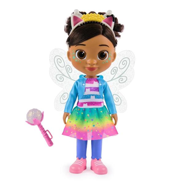Pregateste-te de o sarbatoare magica cu papusa Magia Papadiei Gabby Aceasta papusa de 33 de centimetri 13 inchi are un par bogat ce poate fi periat si accesorii care pot fi scoase cum ar fi fusta si bentita de zana Magia reala incepe atunci cand ii apesi butonul de pe piept activandu-i aripile luminoase care stralucesc in sapte culori diferite turcoaz verde albastru si roz Papusa are multa personalitate redand peste 20 de sunete din serialul TV care ii vor incanta pe fani Bratele 