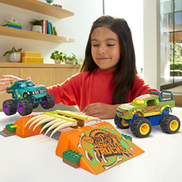 Pregateste-te pentru o actiune epica pe care copiii o vor adora cu aceasta jucarie de constructie Mega Hot Wheels Smash &39N Crash Mega-Wrex Boneyard Stunt CourseInclude camioanele-monstru Mega-Wrex si Wrexplorer Exista 3 moduri de a reconstrui rampele si obstacolulCopiii pot sa se intreaca tragand vehiculele inapoi si dandu-le drumul pentru o cascadorie de sarituri pentru a vedea cum piesele zboara la impactPiesele se combina cu toate seturile de constructie MEGA Hot Wheels si sunt 