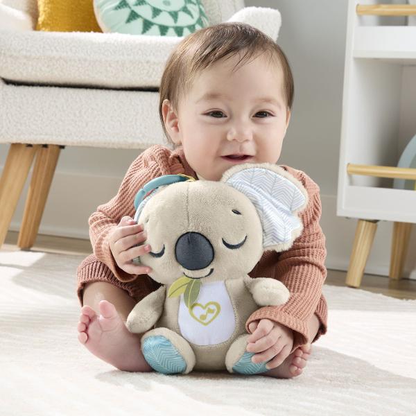 Ofera-i bebelusului tau clipe de liniste si confort cu jucaria Fisher Price On-the-Go Koala Soother Acest plus moale si prietenos reda peste 20 de minute de muzica si sunete linistitoare perfecte pentru somn sau relaxare Koala are un design adorabil usor de atasat la carucior sau geanta astfel incat poate insoti copilul oriunde Materialul delicat este sigur pentru bebelusi facand din aceasta jucarie un cadou ideal inca din primele luni de viata Functioneaza cu 2 baterii AA incluse 
