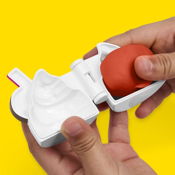 Setul Play-Doh Pizza si Milkshake ii invita pe cei mici sa creeze preparate colorate si amuzante din plastilina Copiii pot modela o felie de pizza pot adauga diferite toppinguri si pot realiza un milkshake decorat dupa propria imaginatie Accesoriile incluse stimuleaza joaca de rol creativitatea si indemanarea oferind multiple posibilitati de combinare si decorare Setul contine plastilina Play-Doh in mai multe culori cu o cantitate totala de aproximativ 113 g si este recomandat copiilor 