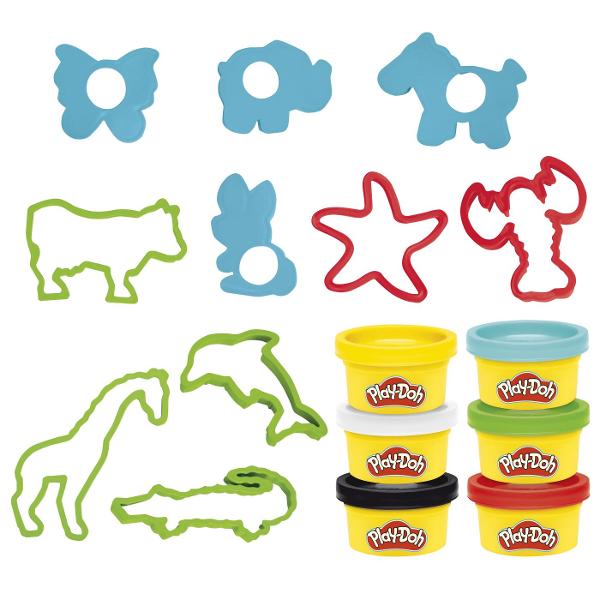 Setul Play-Doh Forme este ideal pentru primele activitati creative cu plastilina oferind copiilor posibilitatea de a modela presa si decupa diferite forme intr-un mod distractiv Setul include forme geometrice si accesorii de modelaj precum si plastilina Play-Doh in 6 culori cu o cantitate totala de 170 g Joaca ajuta la dezvoltarea creativitatii coordonarii mana-ochi si motricitatii fine incurajand copiii sa combine culorile si sa creeze propriile modele Recomandat copiilor cu varsta de 