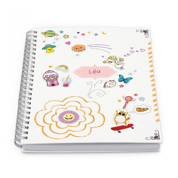 Creeaz&259;-&539;i propriile articole de papet&259;rie &537;i personalizeaz&259;-le cu ajutorul acestui set plin de activit&259;&539;i care ofer&259; o varietate de tematiciUnicorni ma&537;ini sport inimioare animale exist&259; c&acirc;te ceva pentru toate gusturilePersonalizeaz&259; coperta caietului cu spiral&259; folosind stickere &537;tampile &537;i ab&539;ibilduri prin transferPo&539;i chiar s&259; &icirc;mplete&537;ti 