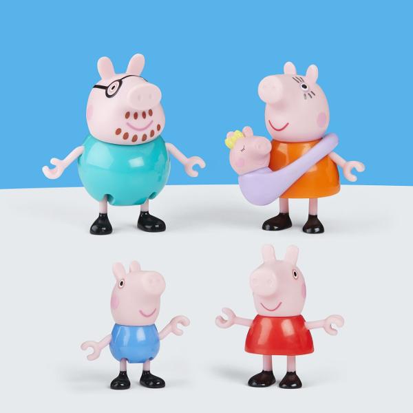 Familia Pig este acum o familie de cinci persoane Acest set de jucarii Peppa Pig include Daddy Pig Mummy Pig George Peppa si Baby Evie in transportorul ei Cei mici pot pune transportorul pe Mummy sau Daddy Pig si pot recrea scenele preferate din serial sau pot spune propriile povesti noi Figurinele pozitionabile se pot chiar tine de mana pentru momente dulci in familie Jucarii precum setul de figurine Peppa&39s Family of Five sunt cadouri excelente pentru fete si baieti de 3 ani si 