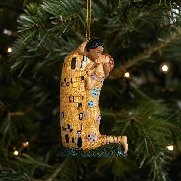 Ornament artistic inspirat de faimoasa pictur&259; &bdquo;S&259;rutul&rdquo; a lui Gustav Klimt din 1907&ndash;1908 Cuplul &icirc;mbr&259;&539;i&537;at &537;i bogata ornamenta&539;ie aurie au transformat aceast&259; capodoper&259; &icirc;ntr-un simbol universal al iubirii &537;i conexiuniidiv 