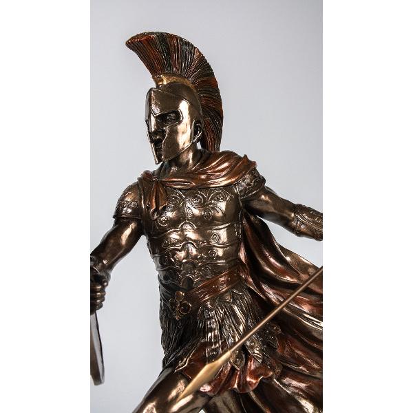 Ahile este unul dintre cei mai celebra&539;i eroi ai mitologiei grece&537;ti El simbolizeaz&259; curajul puterea &537;i priceperea de neegalat &icirc;n lupt&259; Fiind cel mai mare r&259;zboinic al R&259;zboiului Troian el a c&acirc;&537;tigat faim&259; ve&537;nic&259; prin faptele sale eroice pe c&acirc;mpul de lupt&259; Povestea sa arat&259; c&259; adev&259;rata m&259;re&539;ie este definit&259; nu doar de putere ci &537;i de onoare determinare &537;i alegerile pe 