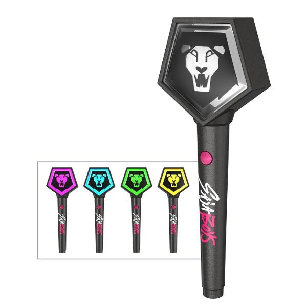 Intra in universul K Pop Vanatori de Demoni cu bagheta electronica luminoasa Saja Boys inspirata de stilul spectaculos al grupului din film Bagheta are un design modern cu maner negru decorat si partea superioara in forma geometrica prevazuta cu simbolul Saja Boys Prin apasarea butonului bagheta se lumineaza oferind efecte vizuale atractive si transformand joaca intr-o experienta plina de energie Este potrivita pentru jocuri de rol recrearea scenelor preferate sau pentru completarea 
