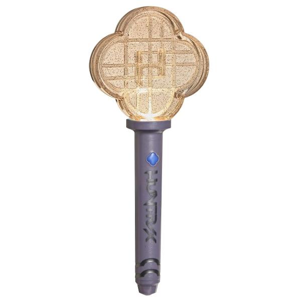 Intra in universul K Pop Vanatori de Demoni cu bagheta electronica luminoasa inspirata de personajele si simbolurile din film Bagheta este conceputa pentru jocuri de rol momente de dans si recrearea atmosferei spectaculoase a concertelor K-pop Prin apasarea butonului bagheta activeaza efecte luminoase si diferite modele de iluminare oferind o experienta interactiva si dinamica Modelele din gama pot fi sincronizate intre ele astfel incat mai multe baghete compatibile pot crea efecte 
