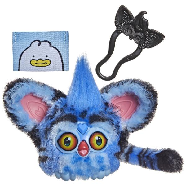 Descopera universul K Pop Vanatorii de Demoni alaturi de Furby Furblets Derpy Tiger o jucarie interactiva de dimensiuni compacte inspirata de simpaticul personaj din filmul Netflix KPop Demon Hunters Prin apasarea diferitelor zone interactive Furblet-ul poate reda peste 45 de sunete si melodii oferind o experienta de joaca distractiva si variata Designul combina aspectul caracteristic Furby cu elementele distinctive ale personajului Derpy Tiger fiind potrivit atat pentru joaca cat si 