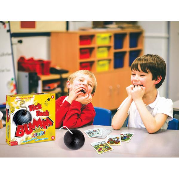 Tick Tack Bumm Junior este editia special conceputa pentru copii a cunoscutului joc Tick Tack Bumm oferind partide rapide pline de suspans rasete si provocari distractive Jocul ii incurajeaza pe cei mici sa gandeasca repede sa isi dezvolte vocabularul si sa faca asocieri intre imagini si obiectele din jurul lor Regulile sunt simple si usor de inteles Activeaza bomba intoarce o carte si priveste imaginea indicata Primul jucator trebuie sa numeasca rapid un obiect care are legatura cu 