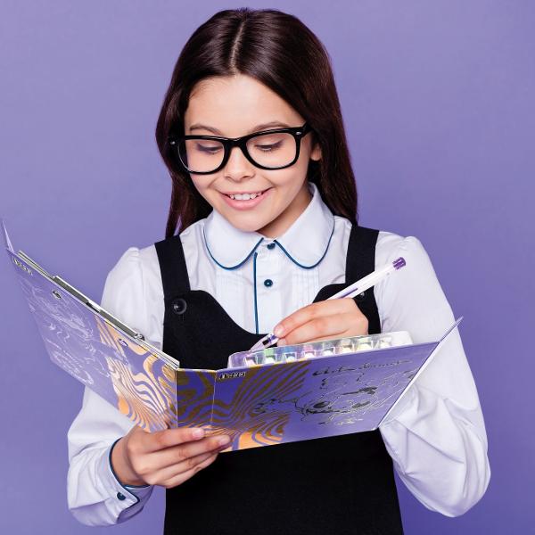 Happi Hobbi Jurnal Artistic Stitch este un set creativ dedicat copiilor care iubesc desenul coloratul si activitatile artistice Inspirat de indragitul personaj Disney Stitch jurnalul combina activitatile de desen cu decorarea paginilor oferind numeroase posibilitati de exprimare creativa In interior copiii vor descoperi materiale si accesorii cu ajutorul carora isi pot personaliza creatiile Pixurile fluorescente permit realizarea unor desene viu colorate iar elementele decorative precum 