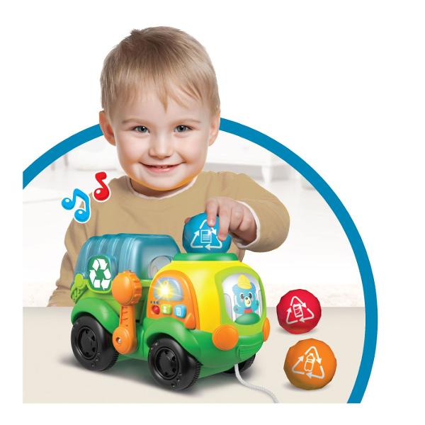 Jucarie De Tras Camion De Reciclare Cu Bile este o jucarie interactiva pentru cei mici conceputa pentru joaca activa si descoperirea relatiei cauza-efect Copilul poate introduce bilele in partea superioara a camionului pentru a activa lumini si sunete In timpul deplasarii camionul se balanseaza iar prin actionarea manetei bilele sunt eliberate si se rostogolesc afara Butoanele interactive redau fraze amuzante iar jocul contribuie la dezvoltarea motricitatii fine coordonarii mana-ochi si 