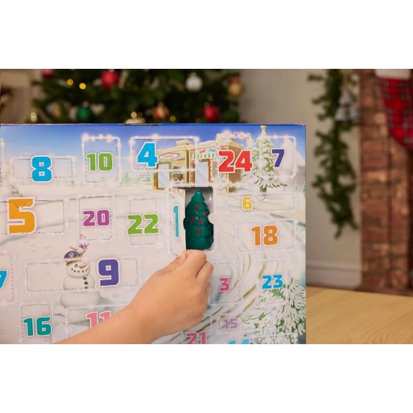 Pregateste-te pentru 24 de zile de surprize si aventuri de iarna alaturi de personajele indragite din Patrula Catelusilor Calendarul Advent Salvare de Sarbatori ascunde in fiecare compartiment cate o surpriza tematica perfecta pentru a crea zi de zi noi scene de joaca inspirate de atmosfera sarbatorilor Copiii pot descoperi figurine si accesorii festive si pot recrea misiuni de salvare pline de actiune in decoruri de iarna Fiecare zi aduce un nou element de colectat transformand 