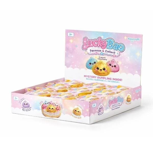 Jucaria Squishy Antistres Lucky Bao este o jucarie senzoriala de colectie moale si placuta la atingere conceputa pentru strangere apasare si framantare repetata Fiecare ambalaj ascunde un personaj surpriza in forma de bao oferind un element de mister si distractie la deschidere Textura elastica si forma simpatica transforma fiecare figurina intr-o jucarie potrivita pentru relaxare joaca senzoriala si mentinerea mainilor ocupate Colectia include mai multe modele cu expresii si decoruri 