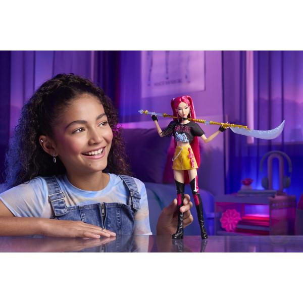 Figurina Mira din K Pop Vanatori de Demoni este inspirata de personajul din grupul HUNTRX din universul Netflix KPop Demon Hunters Figurina are aproximativ 30 cm inaltime este articulata si poate fi pozitionata in diferite ipostaze pentru joaca sau expunere Mira poarta tinuta inspirata din momentul &bdquoHow It&39s Done&rdquo cu par lung roz tricou negru fusta galbena si cizme iar setul include si arma sa caracteristica pentru recrearea scenelor de actiune din film 