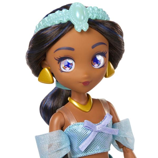 Papusa Printesa Jasmine din colectia Disney Princess este inspirata de indragitul personaj din povestea Aladdin Jasmine poarta o tinuta eleganta in nuante de turcoaz cu pantaloni largi top decorativ si detalii stralucitoare completata de parul lung si accesoriile specifice personajului Papusa are aproximativ 22 cm inaltime si este insotita de accesorii tematice care completeaza experienta de joaca Copiii pot recrea scene inspirate din povestea Disney sau pot inventa propriile aventuri 
