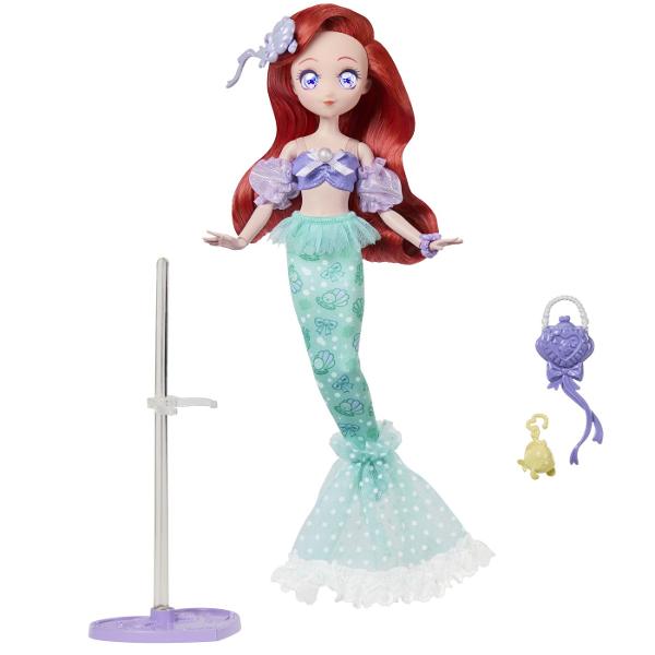 Papusa Ariel din colectia Disney Princess este inspirata de indragitul personaj din povestea Mica Sirena Papusa are aproximativ 23 cm inaltime si poarta o tinuta in nuante de mov si turcoaz cu detalii inspirate de lumea subacvatica Parul lung roscat si accesoriile tematice completeaza aspectul specific personajului Ariel Papusa este potrivita pentru recrearea scenelor preferate din povestea Disney si pentru inventarea unor noi aventuri pline de imaginatie Inaltime papusa aproximativ 23 cm 
