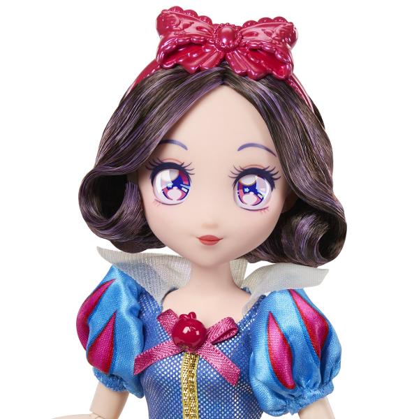 Papusa Alba Ca Zapada din colectia Disney Princess este inspirata de indragitul personaj din povestea clasica Disney Papusa are aproximativ 22 cm inaltime si poarta tinuta emblematica in nuante de albastru galben si rosu completata de bentita decorativa si detalii elegante Designul delicat si accesoriile tematice permit recrearea scenelor preferate din poveste si inventarea unor noi aventuri alaturi de Alba Ca Zapada Inaltime papusa aproximativ 22 cm Varsta recomandata 3 ani