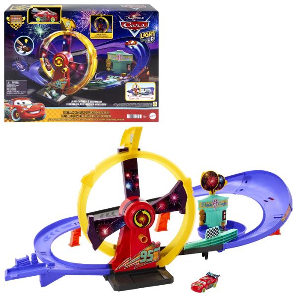 Pista de curse Disney Pixar Cars Celebration Raceway aduce actiunea si viteza din lumea Cars intr-un set de joaca spectaculos Copiii il pot lansa pe Fulger McQueen pe traseu cu ajutorul mecanismului de propulsie actionat manual si il pot trimite prin bucla centrala iluminata pentru curse pline de dinamism Setul include o masinuta Fulger McQueen si o pista cu lungimea de aproximativ 53 cm prevazuta cu elemente inspirate din Radiator Springs si zona Flo&39s V8 Cafe Masinuta inclusa poate 