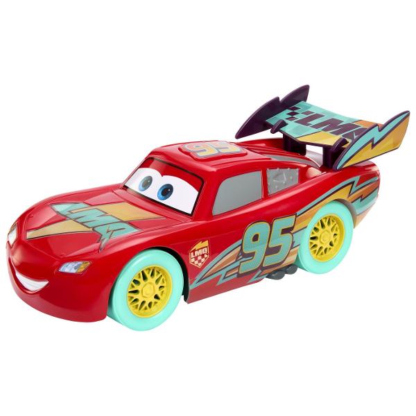 Masinuta Fulger McQueen din universul Disney Pixar Cars aduce cursele si aventurile personajului preferat direct in joaca celor mici Vehiculul este prevazut cu lumini si peste 10 sunete care pot fi activate pentru o experienta de joaca mai interactiva si mai distractiva Designul reproduce aspectul binecunoscut al lui Fulger McQueen cu numarul 95 si elementele grafice inspirate din film Masinuta este potrivita pentru joaca de rol curse si recrearea scenelor preferate din Cars Functii 
