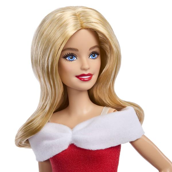 Papusa Barbie Style Craciunita aduce atmosfera sarbatorilor intr-o tinuta festiva inspirata de Craciun Barbie poarta o rochie rosie eleganta cu detalii albe pufoase in zona umerilor si curea neagra cu catarama aurie completata de pantofi si accesorii asortate Designul festiv o face potrivita pentru joaca tematica de sarbatori dar si pentru colectie Copiii pot recrea momente de Craciun si pot inventa propriile povesti alaturi de Barbie Varsta recomandata 3 ani