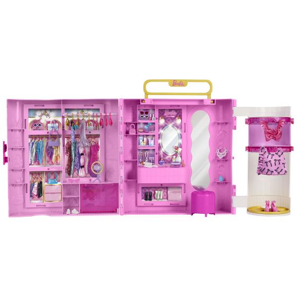 Dulapul Barbie Deluxe Style este un set de joaca elegant conceput pentru pastrarea si organizarea tinutelor si accesoriilor Barbie Designul tip dressing in nuante de roz si auriu ofera multiple spatii pentru haine pantofi genti si alte accesorii fashion Dulapul se deschide pentru a crea o zona generoasa de joaca si include rafturi suporturi si spatii pentru organizarea diferitelor piese Manerul integrat permite transportarea mai usoara a setului iar dupa joaca dulapul poate fi inchis 