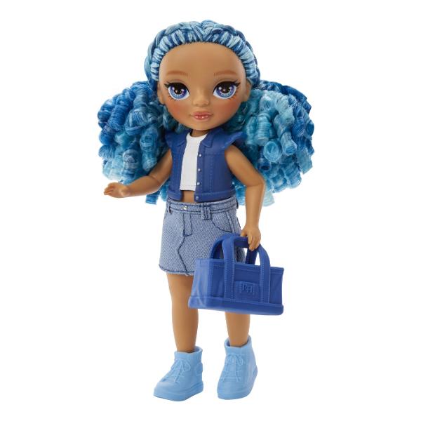 Descopera papusa Sapphire Bradshaw sora mai mica a lui Skyler Bradshaw parte din seria Rainbow High LittlesIncepe sa creezi povesti cu surorile mai mici ale papusilor tale Rainbow High preferate Sapphire Bradshaw este energetica extrovertita increzatoare si uneori impulsiva Cu ajutorul surorii ei mai mari gaseste intotdeauna drumul cel bunSapphire Bradshaw are un stil unic Este imbracata din cap pana in picioare in denim albastru cu o fusta din denim moale si o jacheta modelata din 