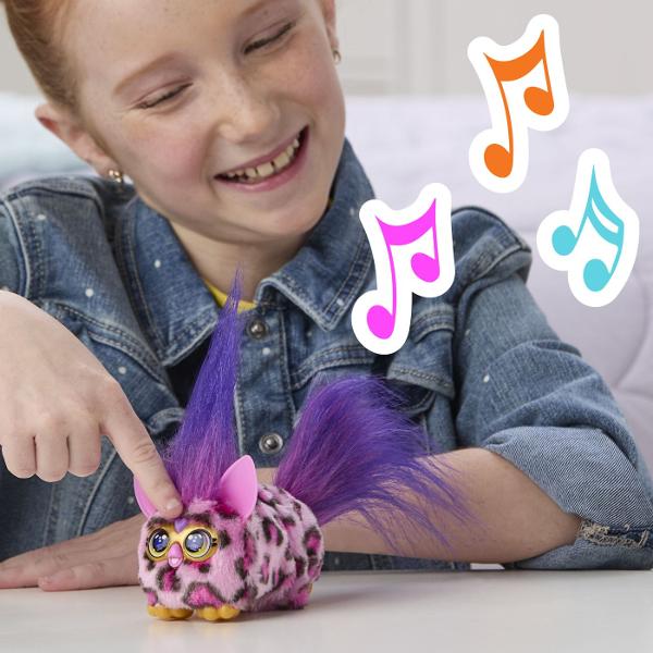 Jucarie interactiva din gama Furby Furblets KITT EE  conceputa pentru distractie muzicala si interactiune dinamica Produsul are un design compact si colorat cu blanita moale si detalii expresive fiind usor de transport si utiliza oriunde Jucaria este echipata cu peste 45 de sunete si efecte muzicale oferind o experienta variata prin activarea diferitelor functii Interactioneaza prin atingere si manipulare raspunzand cu sunete amuzante si melodii stimuland imaginatia si curiozitatea 