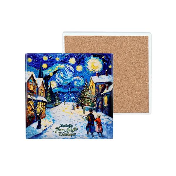 Adaug&259; farmecul s&259;rb&259;torilor de iarn&259; &537;i elegan&539;a artei &icirc;n decorul casei tale cu acest set de 4 suporturi ceramice pentru pahare &537;i c&259;ni decorate cu scene urbane de Cr&259;ciun realizate &icirc;n stilul inconfundabil al picturilor lui Vincent van GoghInspirate de universul artistic al celebrului pictor olandez ilustra&539;iile surprind atmosfera 