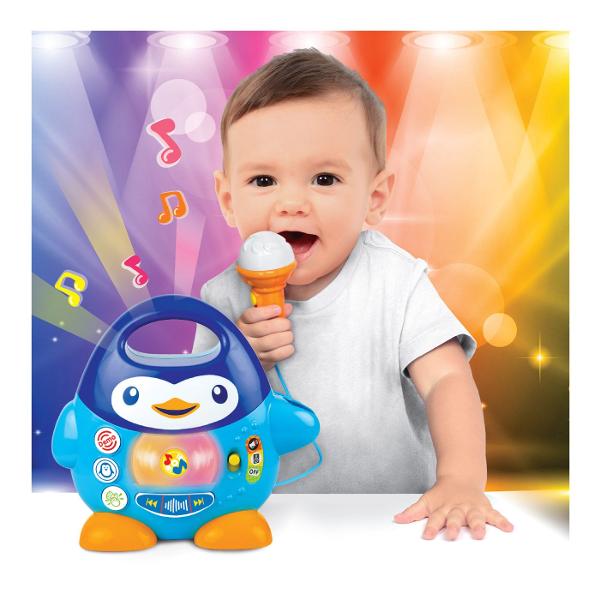 Player Muzical Pinguin este o jucarie muzicala interactiva prevazuta cu microfon functional ideala pentru momente de cantat si joaca Microfonul include un efect amuzant de ecou iar luminile LED clipesc in timpul redarii muzicii Playerul reda melodii vesele si sunete de aplauze iar efectele sonore cu animale pot fi adaugate peste melodii pentru o experienta de joaca mai distractiva Jucaria este prevazuta cu functii pentru trecerea la melodia urmatoare sau revenirea la cea anterioara 