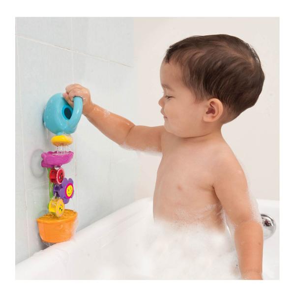 Water Fun Floare Jucarie De Baie este o jucarie interactiva pentru baie conceputa pentru a transforma timpul petrecut in apa intr-o activitate distractiva Setul include flori pentru joaca in apa si o stropitoare Copilul poate turna apa in floarea din partea superioara iar mecanismul pune florile in miscare si le face sa se roteasca Jucaria se fixeaza simplu pe cada sau pe faianta cu ajutorul ventuzei si este usor de golit dupa utilizare pentru o curatare si intretinere usoara Recomandata 
