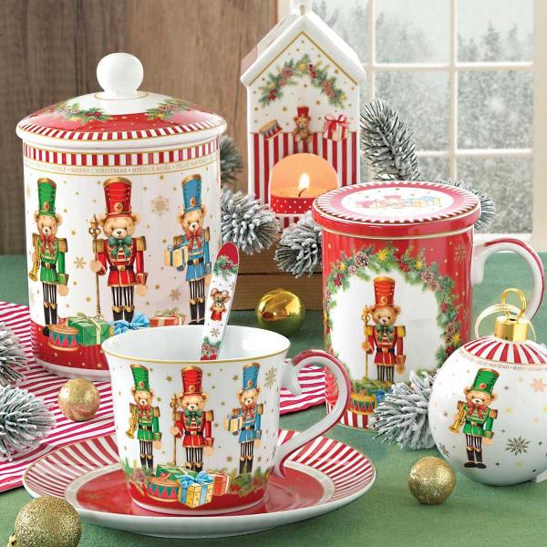 Bucur&259;-te de farmecul s&259;rb&259;torilor de iarn&259; cu cea&537;ca din por&539;elan cu farfurioar&259; Easy Life colec&539;ia Christmas Teddy un set elegant &537;i plin de veselie care aduce magia Cr&259;ciunului &icirc;n fiecare moment de relaxareRealizat&259; din por&539;elan alb cea&537;ca impresioneaz&259; prin designul s&259;u festiv decorat cu trei 