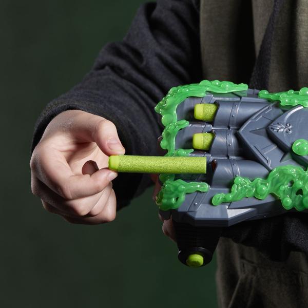 Nerf Blaster Avengers Doomsday Doctor Doom aduce actiunea inspirata din universul Marvel direct in timpul de joaca Blasterul are un design spectaculos inspirat de Doctor Doom si este prevazut cu elemente decorative verzi care creeaza un efect vizual distinct Modelul este conceput pentru jocuri de rol si confruntari imaginative permitand copiilor sa recreeze scene inspirate din Avengers Doomsday sau sa inventeze propriile misiuni Blasterul include 3 proiectile Nerf si este realizat intr-un 