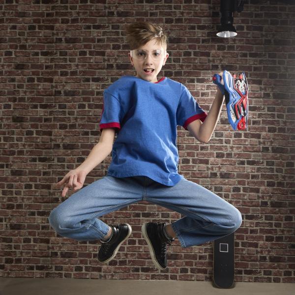 Nerf Blaster Spider Man este o jucarie de actiune inspirata din universul Marvel Spider Man conceputa pentru aventuri dinamice si jocuri de rol pline de imaginatie Blasterul se poarta pe mana si are un design spectaculos inspirat de echipamentul eroului Spider Man permitand copiilor sa recreeze scene de actiune si sa inventeze propriile misiuni Modelul dispune de elemente decorative care stralucesc in intuneric oferind un efect vizual deosebit in timpul jocului Sistemul de lansare permite 