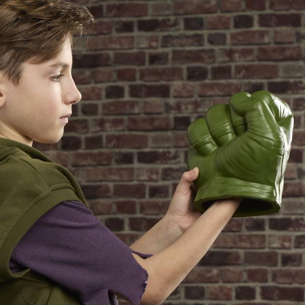 Marvel Spider-Man Pumnii lui Hulk este un set de joaca inspirat de forta impresionanta a lui Hulk conceput pentru copiii care iubesc aventurile cu supereroi si jocurile de rol pline de actiune Setul include doi pumni supradimensionati realizati din material moale cu aspect inspirat de mainile lui Hulk Copiii ii pot purta pentru a recrea scene de lupta si aventuri din universul Marvel sau pentru a inventa propriile povesti de supereroi Designul mare si forma specifica fac jocul spectaculos 