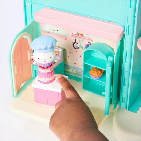 Set camera Deluxe Acest set de joaca magic draguta aduce la viata pentru copii lumea incantatoare a unuia dintre cele mai populare basme Netflix Casa de papusi a lui Gabi Setul include o camera profesionala completa cu o multime de accesorii interesanteCasa de papusi a lui Gabi ii indruma pe copii catre un basm magic unde pot sa o cunoasca pe Gabi si pe prietenii ei &Icircn basm ratacind prin casa lui Gabi ei pot descoperi diferitele camere unde ii asteapta aventuri incitante Casa 
