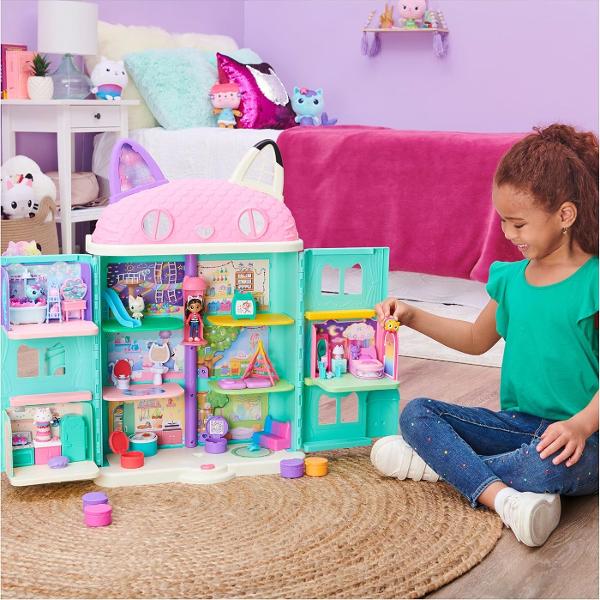 Set camera Deluxe Acest set de joaca magic draguta aduce la viata pentru copii lumea incantatoare a unuia dintre cele mai populare basme Netflix Casa de papusi a lui Gabi Setul include o camera profesionala completa cu o multime de accesorii interesanteCasa de papusi a lui Gabi ii indruma pe copii catre un basm magic unde pot sa o cunoasca pe Gabi si pe prietenii ei &Icircn basm ratacind prin casa lui Gabi ei pot descoperi diferitele camere unde ii asteapta aventuri incitante Casa 