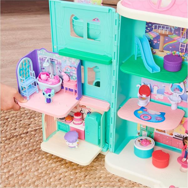 Set camera Deluxe Acest set de joaca magic draguta aduce la viata pentru copii lumea incantatoare a unuia dintre cele mai populare basme Netflix Casa de papusi a lui Gabi Setul include o camera profesionala completa cu o multime de accesorii interesanteCasa de papusi a lui Gabi ii indruma pe copii catre un basm magic unde pot sa o cunoasca pe Gabi si pe prietenii ei &Icircn basm ratacind prin casa lui Gabi ei pot descoperi diferitele camere unde ii asteapta aventuri incitante Casa 