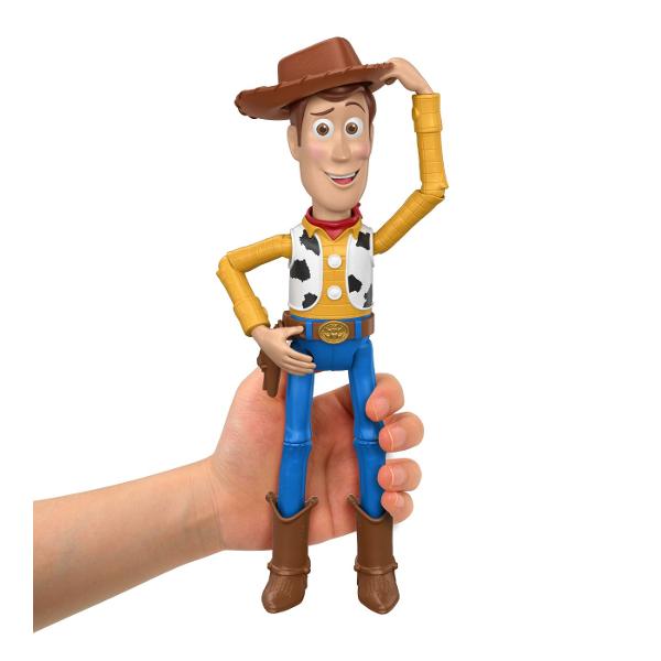 Figurina Woody din Toy Story 5 este inspirata de indragitul cowboy din universul Disney Pixar Figurina are aproximativ 30 cm inaltime si reda tinuta sa clasica cu palarie maro camasa galbena vesta cu imprimeu alb-negru esarfa rosie si cizme de cowboy Figurina este prevazuta cu functie interactiva de tip squeeze care poate fi activata prin apasare adaugand un plus de distractie in timpul jocului Copiii pot recrea scene inspirate din Toy Story 5 si pot inventa propriile aventuri alaturi 