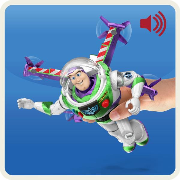 Figurina Buzz Lightyear din Toy Story 5 este inspirata de celebrul personaj Disney Pixar si reda costumul sau emblematic de Space Ranger in nuante de alb verde si mov Figurina are aproximativ 30 cm inaltime este articulata si poate fi pozitionata in diferite ipostaze pentru joaca si recrearea scenelor preferate din film Prin apasarea butonului figurina activeaza sunete si replici iar modul de zbor adauga un plus de dinamism aventurilor imaginare Designul detaliat si functiile interactive 