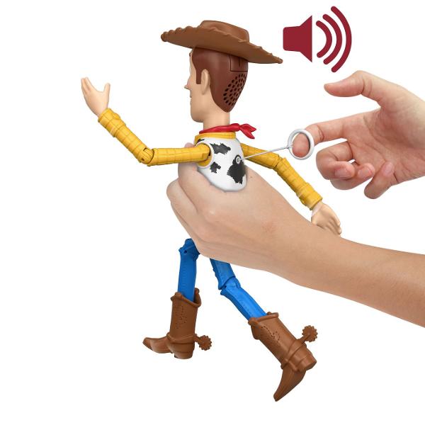 Figurina Woody din Toy Story 5 este inspirata de indragitul personaj Disney Pixar si reda tinuta sa clasica de cowboy cu palarie maro camasa galbena vesta alb-negru esarfa rosie si cizme Figurina are aproximativ 30 cm inaltime este articulata si include functii interactive Prin tragerea snurului din spate Woody activeaza sunete si replici iar mecanismul de miscare adauga un plus de dinamism in timpul jocului Copiii pot recrea scene inspirate din Toy Story 5 si pot inventa propriile 