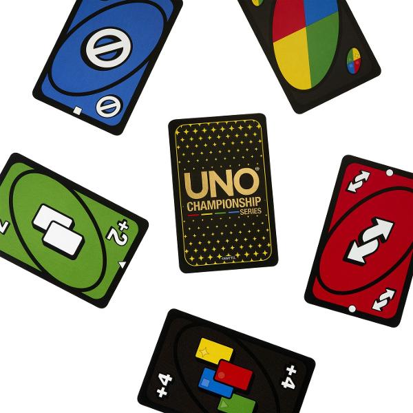 UNO Turneu este o editie speciala a jocului clasic UNO conceputa pentru competitii si confruntari intre jucatori Jocul pastreaza mecanica binecunoscuta UNO in care cartile trebuie potrivite dupa culoare numar sau simbol dar adauga un format orientat spre competitie si progres pe parcursul mai multor runde Editia UNO Championship Series este potrivita pentru seri de joc in familie sau cu prietenii si ofera o prezentare premium intr-o cutie eleganta cu design negru si accente inspirate de 