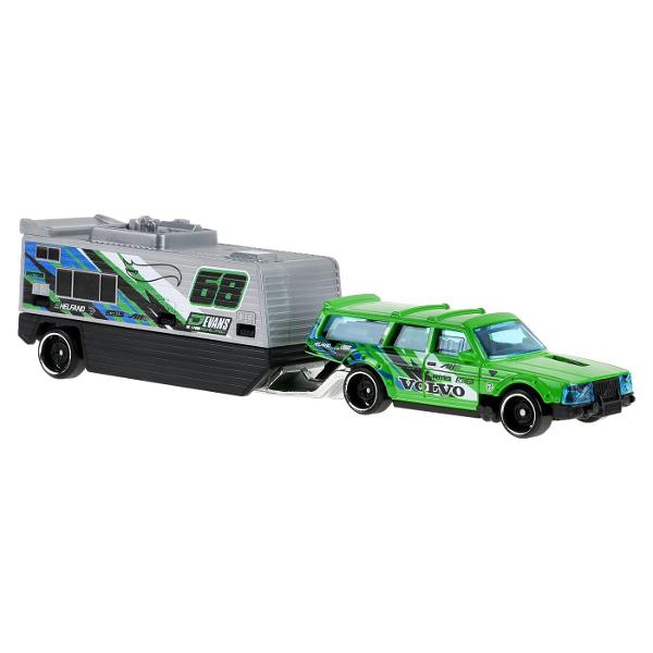 Flota Hot Wheels Track este gata de cursa Conceput sa functioneze cu senile Hot Wheels fiecare vehicul este la scara 164 si include o cabina si o remorca cu decoratiuni dragute si o multime de grafica Diferite sortimente sunt disponibile pe tot parcursul anului pentru sortimente tot mai variate Copiii si colectionarii deopotriva isi vor dori propria escadrila personalizata Articole vandute separat Stilurile culorile si decoratiunile pot varia Cu detaliile lor cool si decorurile lor 
